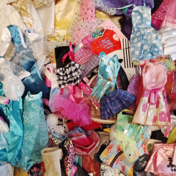 HUGE 150 PC MIXED LOT BARBIE CLOTHES VINTAGE & MODERN OUTFITS TONS OF CLOTHING! - Picture 8 of 9